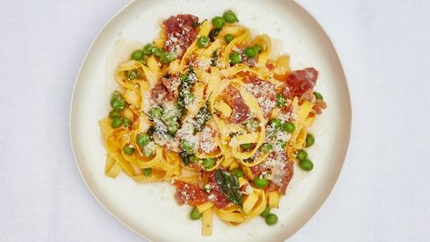 Tagliatelle With Prosciutto and Peas Recipe | Bon Appetit Gf Pasta, Spring Pasta, Yummy Pasta, Peas Recipe, Fast Dinner, Savory Foods, Pea Recipes, Bon Appetite, Italian Cooking