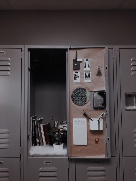 Aesthetic Locker Decor, Cute Locker Decorations, Locker Chandelier, Middle School Aesthetic, Cute Locker Ideas, School Locker Organization, Middle School Lockers, School Locker Decorations, High School Lockers