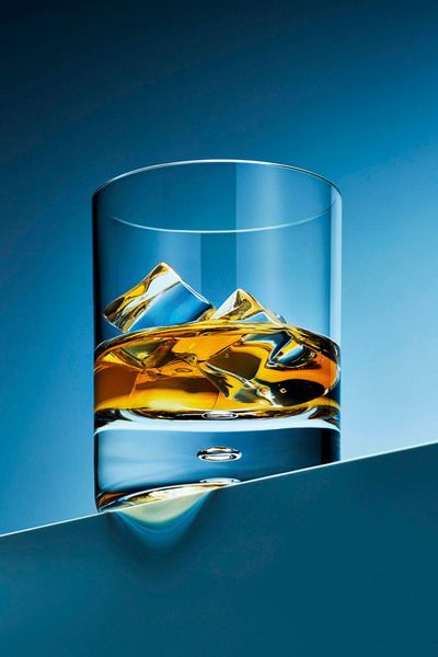 PICTURE OF THE DAY Photographer GREG ABRAMOWICZ Whisky Glass ONE EYELAND Glass Photography Ideas, Glass Product Photography, Drinks Photography, Beverage Photography, Natural Hair Treatments, Glass Photography, Photo Food, Whisky Glass, Organic Cosmetics