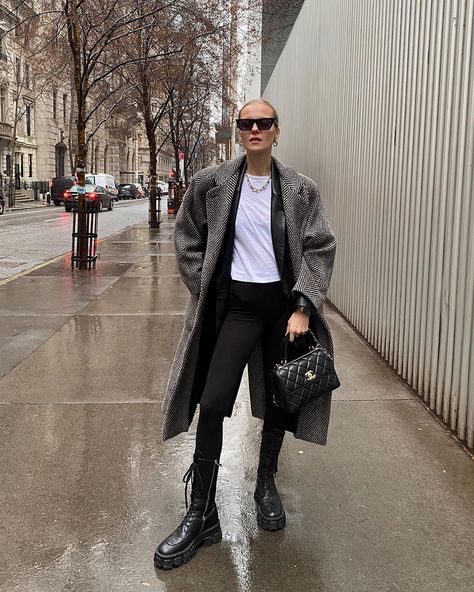 Marie Von Behrens, Raincoat Outfit, Winter Coat Outfits, Coat Street Style, After Rain, Coat Outfit, Styling Inspiration, Winter Mode, Looks Street Style