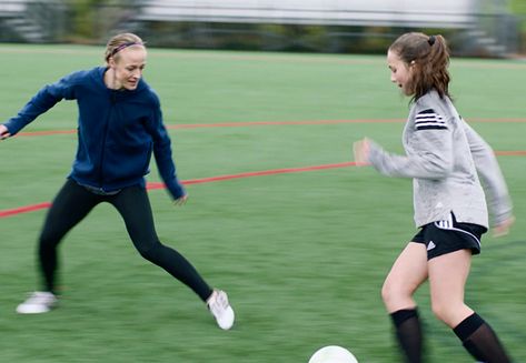 Soccer Defender, Girl Playing Soccer, Soccer Drills For Kids, Soccer Pro, Alex Morgan Soccer, Messi Soccer, Usa Soccer Women, Soccer Drills, Soccer Tips