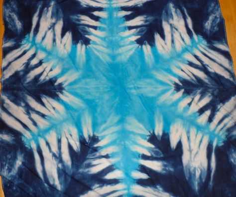 Christmas Tye Dye Ideas, Star Tie Dye, Dye Projects, Christmas Tie Dye, Star Tie, Tie Die Shirts, Diy Tie Dye Designs, Tie Dye Patterns Diy, Diy Tie Dye Shirts