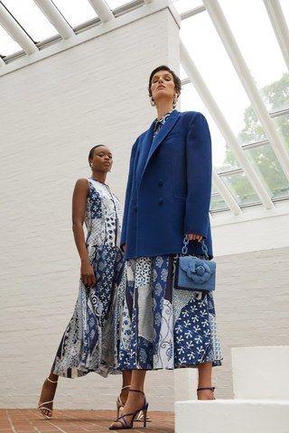 Oscar de la Renta Resort 2020 collection, runway looks, beauty, models, and reviews. Resort 2020, Batik Fashion, Goddess Dress, Batik Dress, Silk Midi Dress, Looks Chic, Fashion 2020, Evening Dresses Long, Vogue Paris