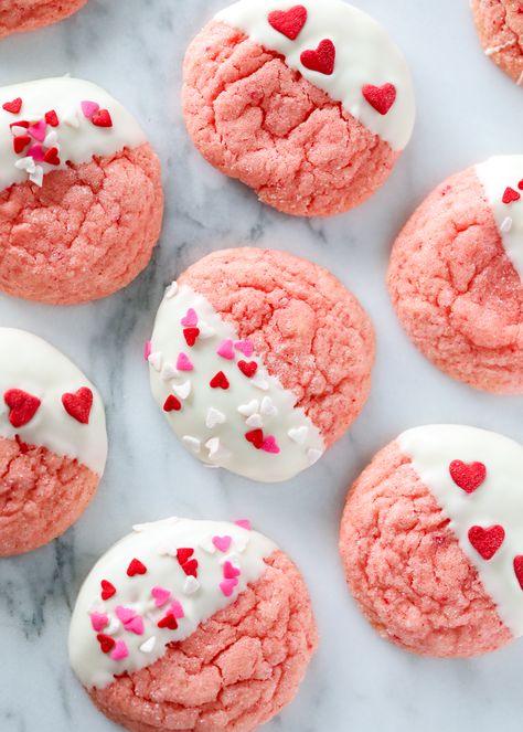 Dessert Saint Valentin, Cookies Dipped In Chocolate, Strawberry Cake Mix Cookies, Dessert Light, Valentines Recipes Desserts, Valentines Baking, Strawberry Cake Mix, Dipped In Chocolate, Valentine Desserts