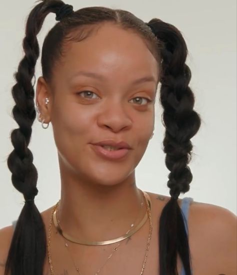 Rihanna Bare Face, Rihanna Makeup Looks Natural, Rihanna Without Makeup, Rihanna Eyebrows, Rihanna No Makeup, Young Rihanna, Rihanna Makeup, Rihanna Fenty Beauty, Rihanna Street Style