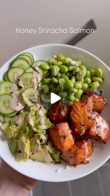 Christine Pfeifer (Paytas) on Instagram: "one of my go-to easy and healthy dinners atm!

What you need:
Salmon
Honey
Sriracha 
Coconut aminos or soy sauce
Garlic 
Marinate for 15-30 minutes, air fry at 375 for 9-10 minutes 

Bowl:
Rice
Cucumber 
Avocado
Edamame 
Salmon bites 
Yum yum sauce
Furikake 

#easydinner #easymeals #healthyrecipes #healthyfood" Easy And Healthy Dinners, Salmon Honey, Easy Fish Dinners, Sriracha Salmon, Soy Sauce Garlic, Fish Dinners, Yum Sauce, Salmon Bites, Honey Salmon