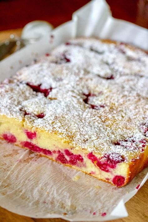 Romanian Fruit Coffee Cake(Pandispan Cu Fructe) is a traditional summer cake that has a light, delicious texture and it is filled usually with seasonal fruits.#coffeecake #Romanianpandispan #fruitcoffeecake Fruit Coffee Cake, Buckle Cake, Raspberry Coffee Cake, Fruits In Season, Cottagecore Baking, Balkan Recipes, Sour Cherry Recipes, Raspberry Coffee Cakes, Coffee Minimalist