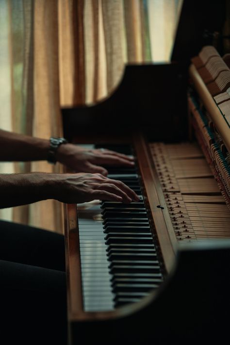 Piano Hands Aesthetic, Piano Man Aesthetic, Man Playing Piano Aesthetic, Guy Playing Piano Aesthetic, Men Playing Piano, Pianino Aesthetic, Guy Playing Piano, Twisted Emotions Cora Reilly, Playing Piano Aesthetic