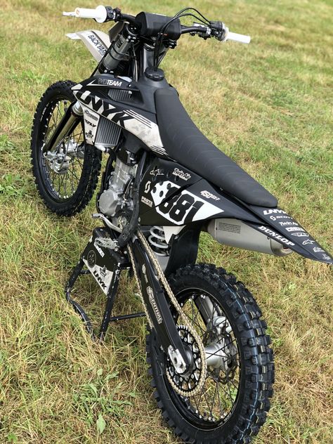 125 Dirt Bike, Cross Motor, Dirt Bike Graphics, Motos Cross, Cross Motorcycle, Motocross Graphics, Kawasaki Dirt Bikes, Custom Dirt Bike, Ktm Dirt Bikes