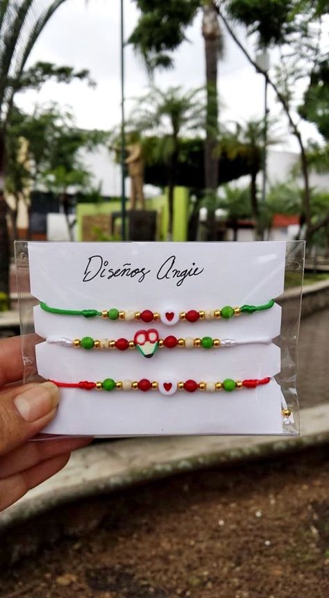 Hola, buena noche.. Aquí les comparto uno de mis trabajos entregados el día de hoy. Espero les guste. Estoy a sus órdenes!. . . . #pulseras #pulserasajustables #pulserasparadama #pulserastricolor #accesorios #accesoriosdemoda #joyeria #joyeriaartesanal #hechoamano #moda #look #daleuntoqueatuestilopersonal #accesoriosparareanimartulookalinstante #diseñosangie #fiestaspatrias Xmas Ideas, Macrame, Table Decorations, Macramé