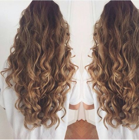 Long Layered Curly Hair, Long Hair Perm, Layered Curly Hair, Colored Curly Hair, Wavy Curly Hair, Curly Hair Inspiration, Penteado Cabelo Curto, Permed Hairstyles, Hair Curly