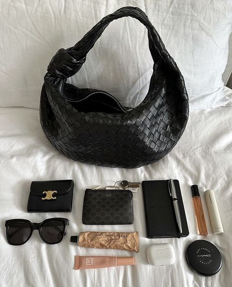 Small Bottega Jodie & What's Inside Bags Pictures Ideas, Bottega Veneta Bag Aesthetic, Bottega Veneta Jodie Bag Outfit, Bottega Veneta Bag Outfit, Bottega Jodie, Bottega Bag, Brooklyn Blonde, Bottega Veneta Jodie, Everyday Bag Essentials