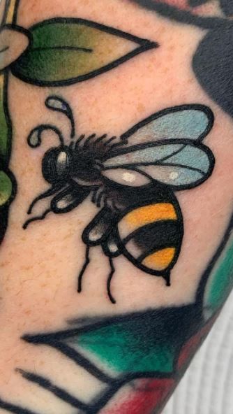 Sleeve Space Fillers, Cute Tattoo Fillers, Bumble Bee Tattoo Traditional, Traditional Style Bee Tattoo, American Traditional Bumble Bee Tattoo, American Traditional Tattoo Filler Ideas, Trad Bee Tattoo, Transition Tattoo Ideas, Tiny American Traditional Tattoos