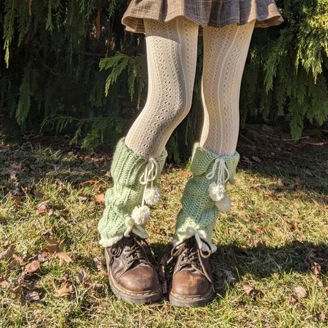 Crochet Projects Leg Warmers, Crochet Legwarmers Aesthetic, Crochet Lace Leg Warmers, Legwarmers Pattern Free, Chunky Crochet Leg Warmers, Fairy Leg Warmers, Cute Legwarmers Outfit, Legwarmers Crochet Pattern Free, Crochet Leg Warmers Aesthetic