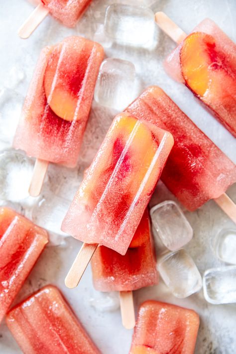 These dreamy peach iced tea popsicles are naturally sweetened, super refreshing and ideal to enjoy on a hot summer day. Healthy Ice Pops, Tea Popsicles, Gourmet Popsicles, Peach Popsicles, Peach Iced Tea, Frozen Yogurt Recipes, Ice Cream Photography, Popsicle Party, Summer Popsicles