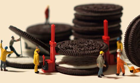 There Are Tiny People Living Amongst Our Oreos Tanaka Tatsuya, Macro Fotografie, Tatsuya Tanaka, Images Emoji, Mini People, Miniature Calendar, Miniature Photography, Tiny People, Small People