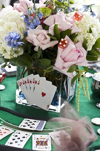 Casino Centerpieces, Vegas Style Wedding, Poker Wedding, Vegas Themed Wedding, Las Vegas Style, Casino Wedding, Las Vegas Party, Party Food Themes, Casino Party Foods