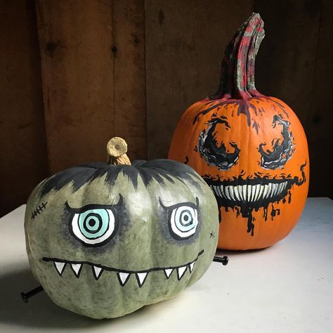 Painted Zombie Pumpkin, Creepy Pumpkin Painting Ideas, Frankenstein Painted Pumpkins, Scary Pumpkin Painting, Farm Wreath, Cute Painted Pumpkin Ideas, Frankenstein Pumpkin, Pumpkin Paint, Halloween Antiques