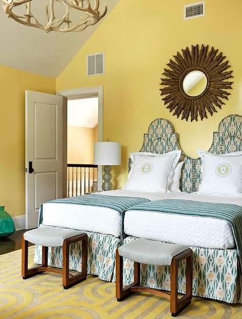 Homedit - interior design and architecture inspiration Blue Yellow Bedrooms, Twin Beds Guest Room, Two Twin Beds, Modern Layout, Yellow Room, Twin Beds, Twin Bedroom, Grey Room, Yellow Bedroom