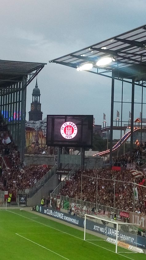 St Pauli Girl, Fc St Pauli, St Pauli, Football Teams, Walking Alone, Football Player, Room Aesthetic, Football Games, Football Soccer