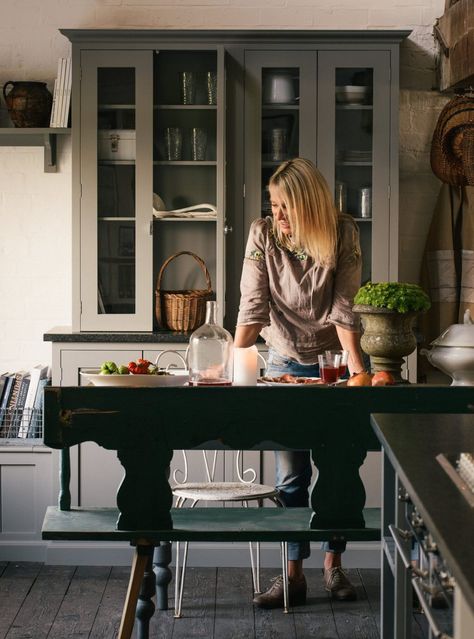 How deVOL Got Invited To Make An 8 episode TV Series In The US - The deVOL Journal - deVOL Kitchens Devol Kitchens Cottage, For The Love Of Kitchens Devol, Duvall Kitchen, Devol Kitchens Shaker Style, Kitchen Molding, Schoolhouse Kitchen, Helen Parker, Charles Faudree, Scandinavian Interior Kitchen