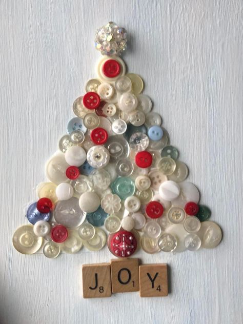 Christmas Crafts Buttons, Button Art Canvas, Button Christmas Tree Craft, Christmas Button Art Projects, Button Tree Ornament, Button Christmas Art, Button Christmas Trees, Button Christmas Crafts, Button Crafts To Sell