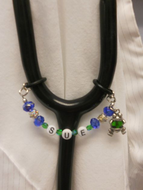 Handmade- Beaded Stethoscope Name Tag. Can be done in any colors & charms Nurse Accessories Diy, Diy Nurse Badge Holders, Beaded Stethoscope, Stethoscope Holder, Stethoscope Case, Catheter Bag, Stethoscope Name Tag, Stethoscope Accessories, Nurse Accessories