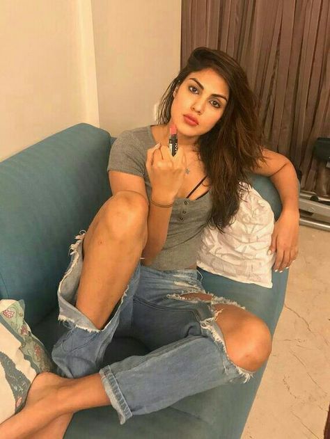 Rhea Chakraborty Army Public School, Aditya Roy Kapoor, Legs Mehndi, Model Birthday, Rhea Chakraborty, Roy Kapoor, Tara Sutaria, Leg Mehndi, Legs Mehndi Design