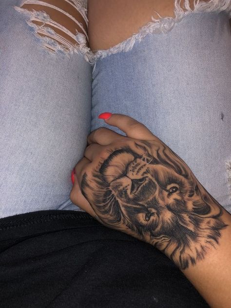 Tiger Hand Tattoo, Tattoo Main, Lion Hand Tattoo, Hand Tattoos For Girls, Hand And Finger Tattoos, Cute Hand Tattoos, Pretty Hand Tattoos, Neck Tattoos Women, Tattoo Hand