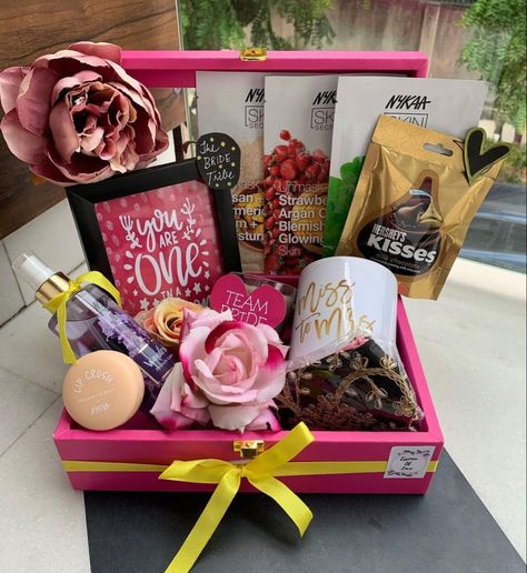 Trunk Box Gift Hamper, Bride To Be Gift Ideas Baskets, Small Hamper Gift Ideas, Bride To Be Hamper, Hamper Diy, Designer Tray, Diy Belt For Dresses, Wedding Gift Hampers, Trunk Box