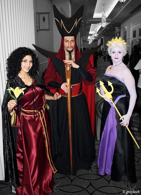 Chilln' with the Villains—Mother Gothel (Tangled); Jafar (Aladdin), and Ursula (The Little Mermaid) | Maryland, Feb 2013 Kostum Disney, Ursula The Little Mermaid, Jafar Aladdin, Disney Villain Costumes, Group Cosplay, Mother Gothel, Carnaval Costume, Villain Costumes, Kostum Cosplay