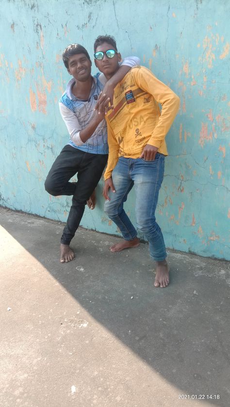 Weird Duo Poses, Vrindavan Pose, Weird Poses With Friends, Pose India, Photobox Ideas, Duo Photos, Orang India, Funny Poses, Cute Funny Pics