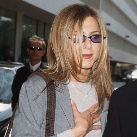 Outfit Inspirations 90s, Jennifer Aniston 90s, Jennifer Aniston Friends, Wire Sunglasses, Early 2000s Style, 00s Style, 90’s Outfits, Jennifer Aniston Hair, Jennifer Aniston Hot