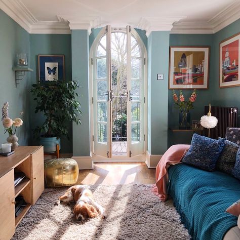 How To Pick The Perfect Paint Colour (And Get It Right First Time!) — MELANIE LISSACK INTERIORS Blue Living Room Inspiration, Blue Painted Walls, Interior Design Per La Casa, Farrow And Ball, Room Deco, Traditional Living, Blue Living Room, Traditional Living Room, Boho Living