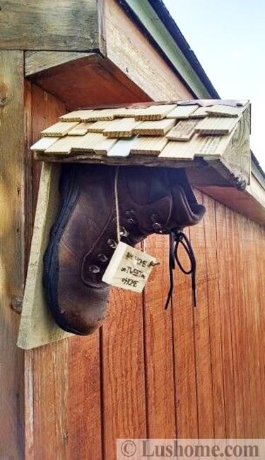 Recycling Boots for Original Birdhouses, DIY Design Ideas Boot Birdhouse, Birdhouses Diy, Crafts For Teenagers, Insect Craft, Diy Design Ideas, Bee Craft, Snowman Crafts Diy, Beautiful Birdhouses, Christmas Crafts To Sell