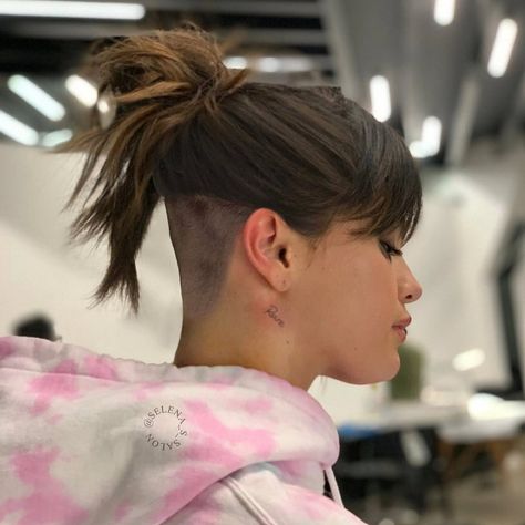 Undercut Medium Hair, Back Undercut, Best Undercut Hairstyles, Undercut Hairstyle, Avocado Hair Mask, Avocado Hair, Hairstyle For Women, Cool Hairstyles For Girls, Textured Curly Hair