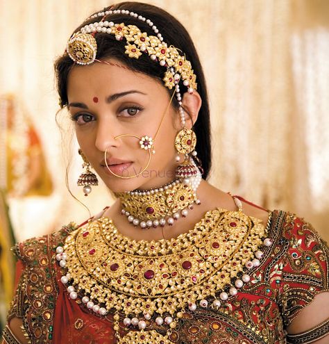 A nath is a tiny beauty accessory that can enhance or break a bride's appearance. This modest piece of jewellery has the potential to completely transform your bride's appearance. Have a look at the latest trends. Rajasthani Bride, Best Indian Wedding Dresses, Jodha Akbar, Indian Women Painting, Indian Bride Outfits, Indian Jewellery Design, Vintage Bollywood, Asian Bridal, Indian Bridal Outfits