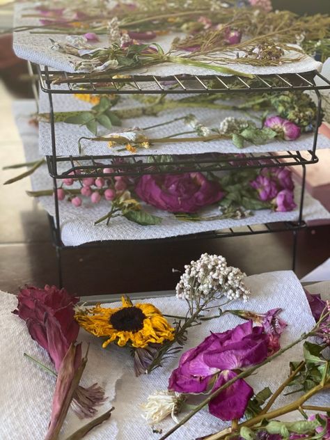 Pressing Fresh Flowers, Dried Flowers Memorial Ideas, Flower Memorial Keepsake, Memorial Flowers Keepsake, Memorial Shadow Box Ideas Mothers, Resin Memorial Ideas With Flowers, Flower Keepsake Ideas, Memorial Shadow Box Ideas, Save Flowers