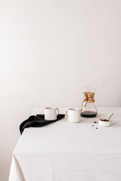 Minimal Coffee Shop, Scandinavian Table Setting, Kinfolk Style, Kinfolk Table, Coffee Pins, Minimal Wallpaper, Coffee Photos, Coffee Photography, Brown Coffee