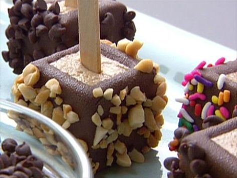 No-Bake Peanut Butter Cheesecake Pops Recipe : Damaris Phillips : This is NOT a picture of these pops Cheesecake Pops Recipe, Peanut Butter Cheesecake Balls, Cheesecake Cake Pops, Cheesecake Balls, Cheesecake Pops, Peanut Butter Balls Recipe, Chocolate Covered Peanuts, The Whoot, Peanut Butter Cheesecake