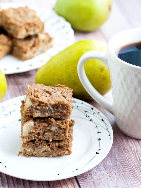 Vegan Fall Dessert Recipes, Pear Oatmeal, Vegan Fall Dessert, Oatmeal Bars Recipes, Sugar Free Breakfast, Pear Dessert, Dairy Free Treats, Perfect Healthy Breakfast, Healthy Eating Breakfast