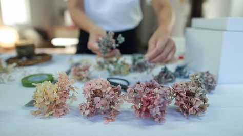 Dried Hydrangeas Centerpiece, Hydrangea Landscaping, Rustic Arrangements, Hydrangea Centerpiece, Hydrangea Colors, Dried Hydrangeas, Small Glass Bottles, Hydrangea Not Blooming, Dried Bouquet