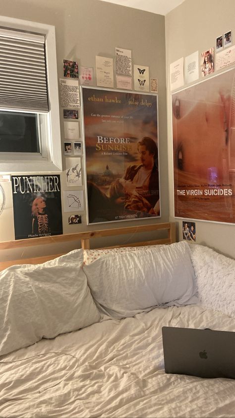 Phoebe Bridgers Room, Taylor Swift Dorm Room, Before Sunrise Aesthetic, Taylor Swift Bedroom, Taylor Swift Phoebe Bridgers, Phoebe Bridgers Aesthetic, Celebrity Bedrooms, Coquette Bedroom, Cosy Room