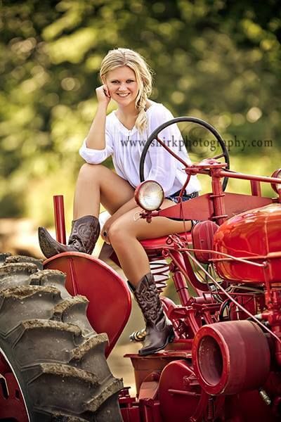 Tractor Senior Pictures Farm Senior Pictures, Senior Year Pictures, Cute Senior Pictures, Country Photography, Farm Pictures, Country Senior Pictures, Senior Photo Poses, Senior Pictures Poses, Senior Poses