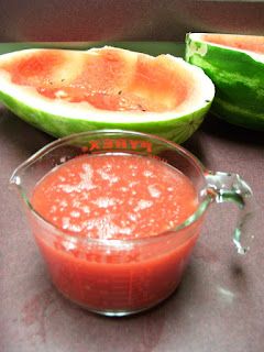 Learning To Live Free: How To Make Watermelon Jelly - Getting Off The Grid Watermelon Jalapeno Jelly, Watermelon Pepper Jelly, Watermelon Fruit Jelly, Preserve Watermelon, Jalepeno Watermelon Jelly, Watermelon Rind Preserves, Watermelon Jam, Brunch Ideas For A Crowd, Jalapeno Jelly Recipes