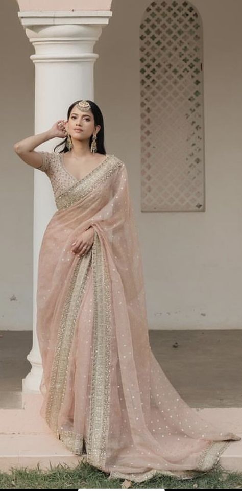 Saree For Reception Bridesmaid, Sarees For Mothers, Elegant Saree For Farewell, Saree For Engagement Brides, Roka Ceremony Outfits, Sari Aesthetic, Engagement Looks For Indian Bride, Saree Styles For Farewell, Bridesmaid Saree Indian