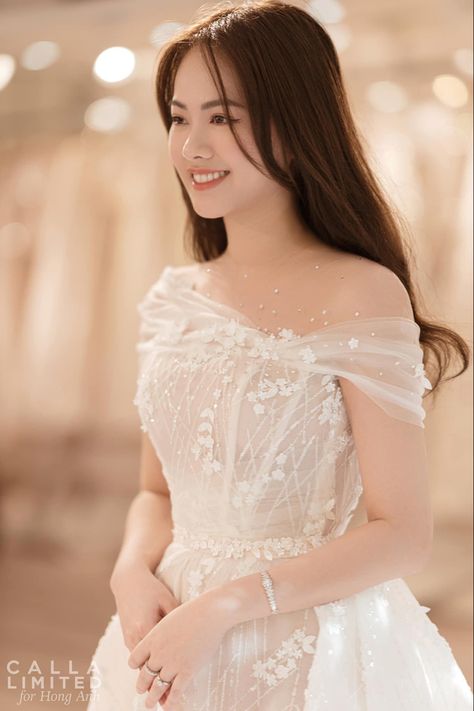 Korean Bridal Dress, Korean Wedding Dress Elegant, Korean Wedding Dress Gowns, Angelababy Wedding, Korean Wedding Dress Simple, Korean Wedding Gown, Wedding Dress Korean Style, Korea Wedding Dress, Wedding Dresses Korean