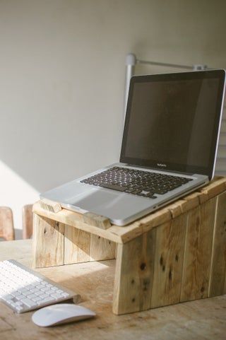 Pallet Wood Laptop Riser : 11 Steps (with Pictures) - Instructables Diy Laptop Stand, Pallet Desk, Laptop Riser, Diy Laptop, Pallet Creations, Wood Pallet Projects, Diy Desk, Laptop Stand, Diy Pallet Projects