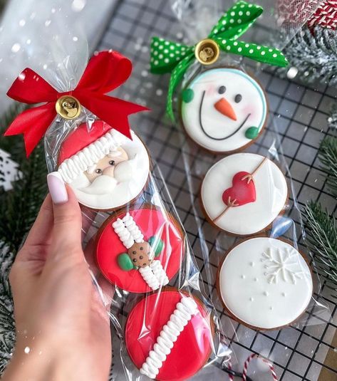 Royal Icing Cupcake Toppers, Christmas Cookies With Fondant, Mini Christmas Cookies Royal Icing, Merry Christmas Cookies Decorated, Custom Christmas Cookies, Snowglobe Cookies Decorated, Santa Decorated Cookies, Circle Christmas Cookies Decorated, Sugar Cookies Decorated Ideas