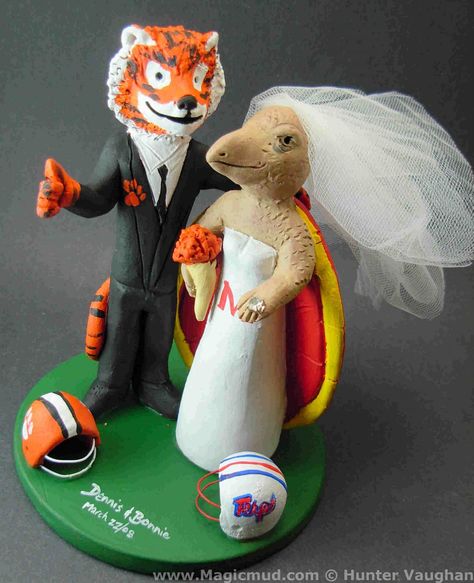 University of Maryland terrapin marries the Clemson tiger. Football Wedding Cake Toppers, Football Wedding Cake, Bride Wedding Cake, College Mascot, Wedding Cake Figurines, Football Wedding, Bird Cake Topper Wedding, Wedding Cake Birds, Terrapin